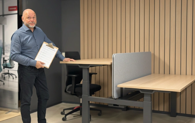 Werkplek advies gezond werken tegen lichamelijke klachten van een adviseur