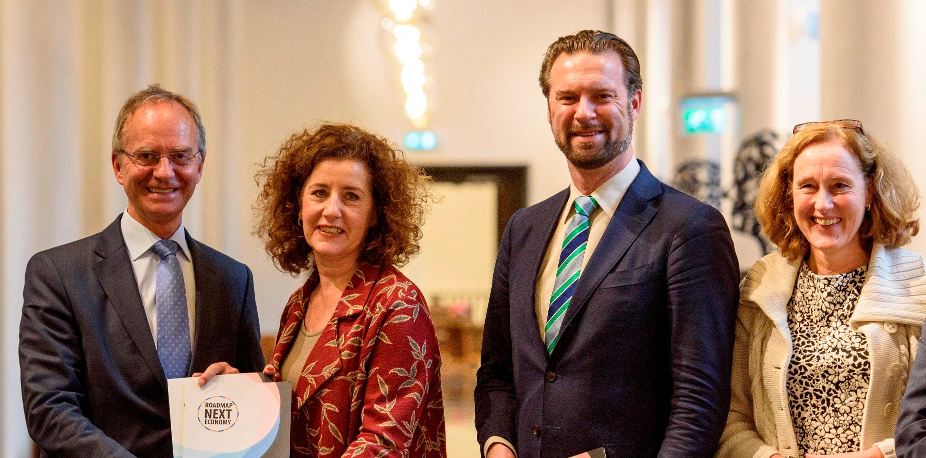 Minister Henk Kamp neemt Roadmap Next Economy in ontvangst