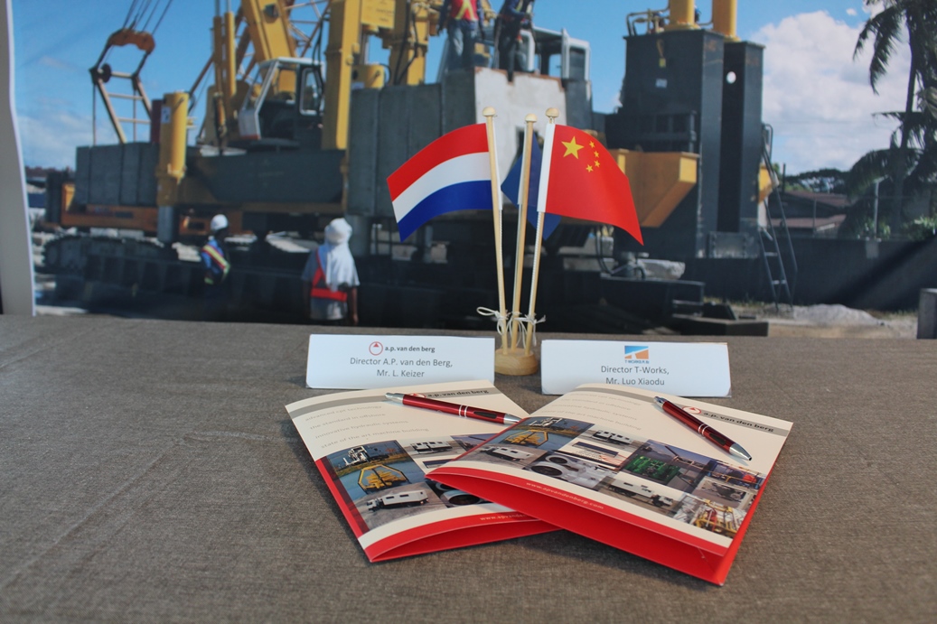 A.P. van den Berg levert machine voor het geruisloos en trillingvrij indrukken van prefab palen