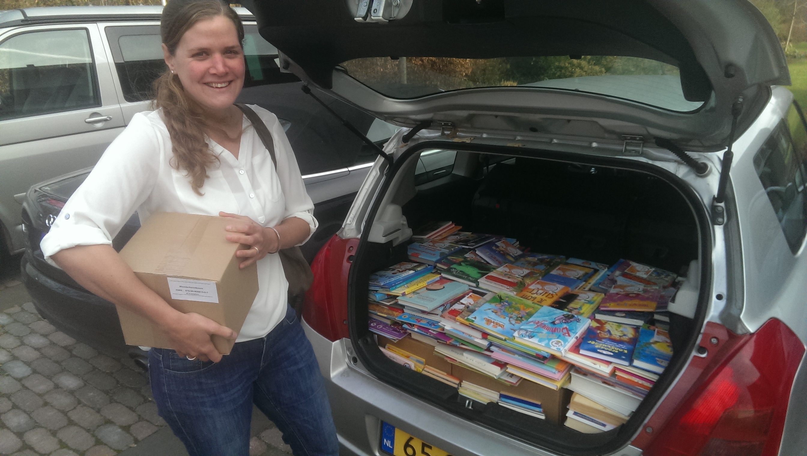 foto-2-carine-haalt-ingezamelde-boeken-op