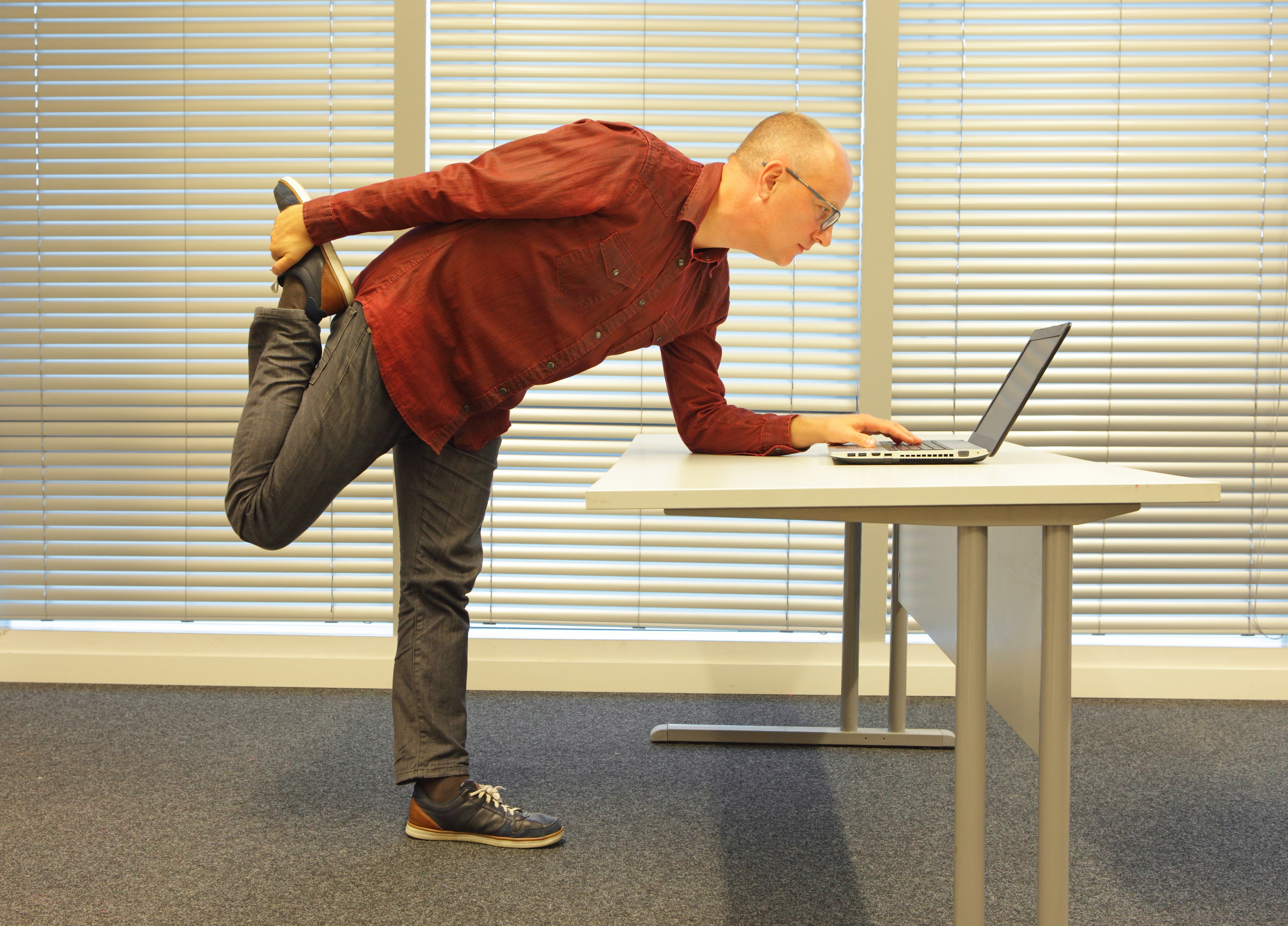 Een hoog laag bureau staat goed