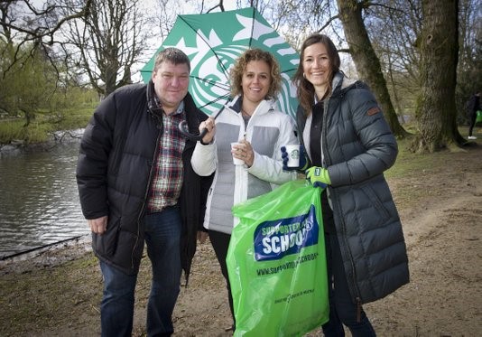 Schoonmaakactie Starbucks Nederland in Vondelpark trekt veel bekijks