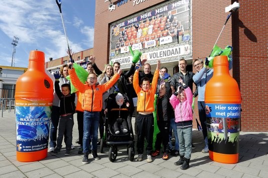 FC Volendam en Monique Smit zorgen samen voor afvalvrije aanlooproutes stadion