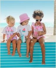 Uv-fashions onthult de beachtrends van deze zomer: blauw, veel prints en de terugkeer van het badpak