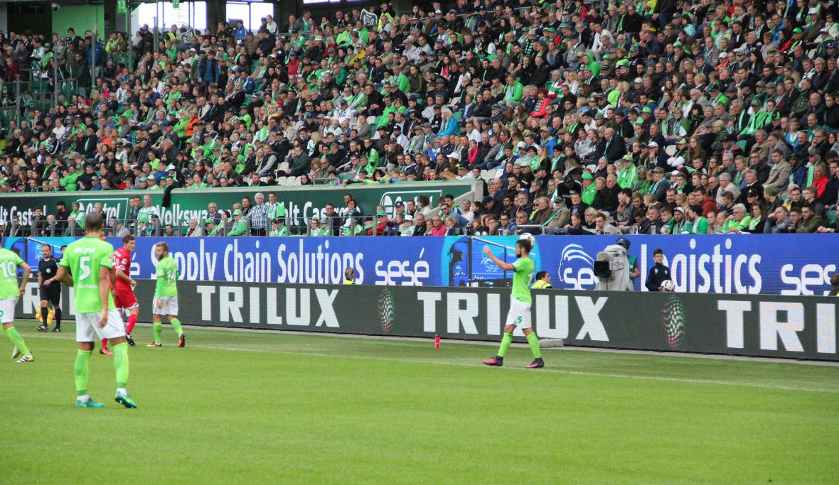 TRILUX verlengt samenwerking met VfL Wolfsburg en wordt PremiumPartner
