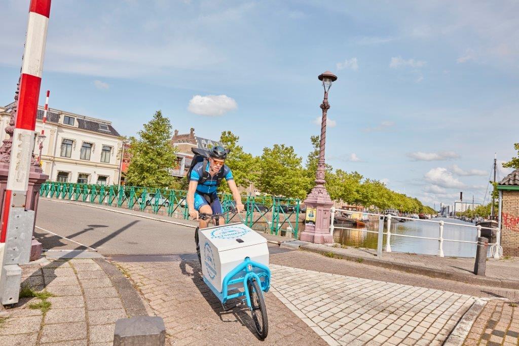 FRL presenteert eerste professionele fietskoerier van Friesland