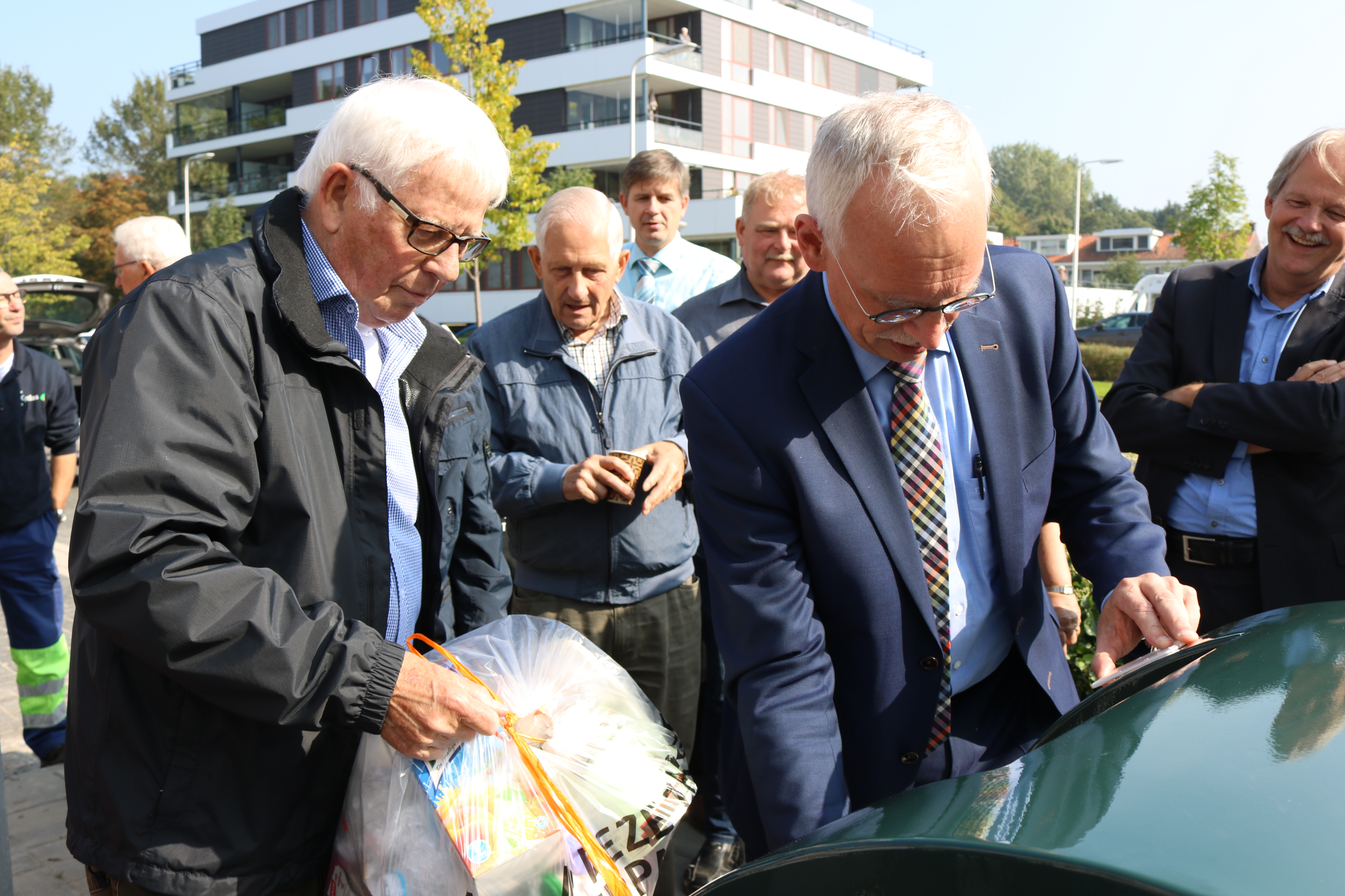 Nieuwe Ondergrondse Perscontainer 'verslindt' PMD-afvalzakken