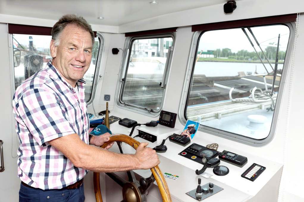 Varende ondernemers timmeren aan de blauwe weg