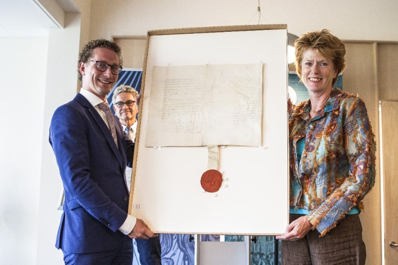 Opening nieuwe pand Stadsarchief Delft extra feestelijk door terugkeer historische Delftse documenten