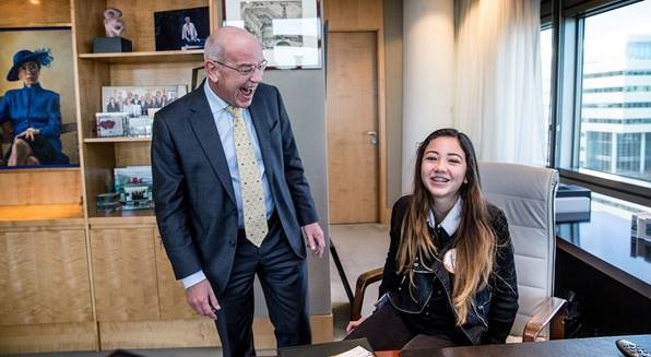 Bazen van Nederland staan hun stoel af aan kinderen