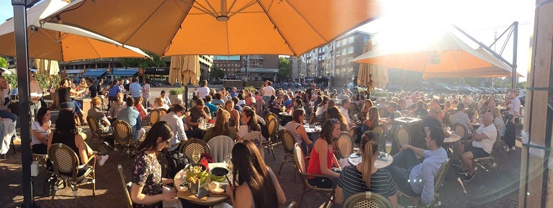 Café Van Zanten trakteert gasten op Rokjesdag