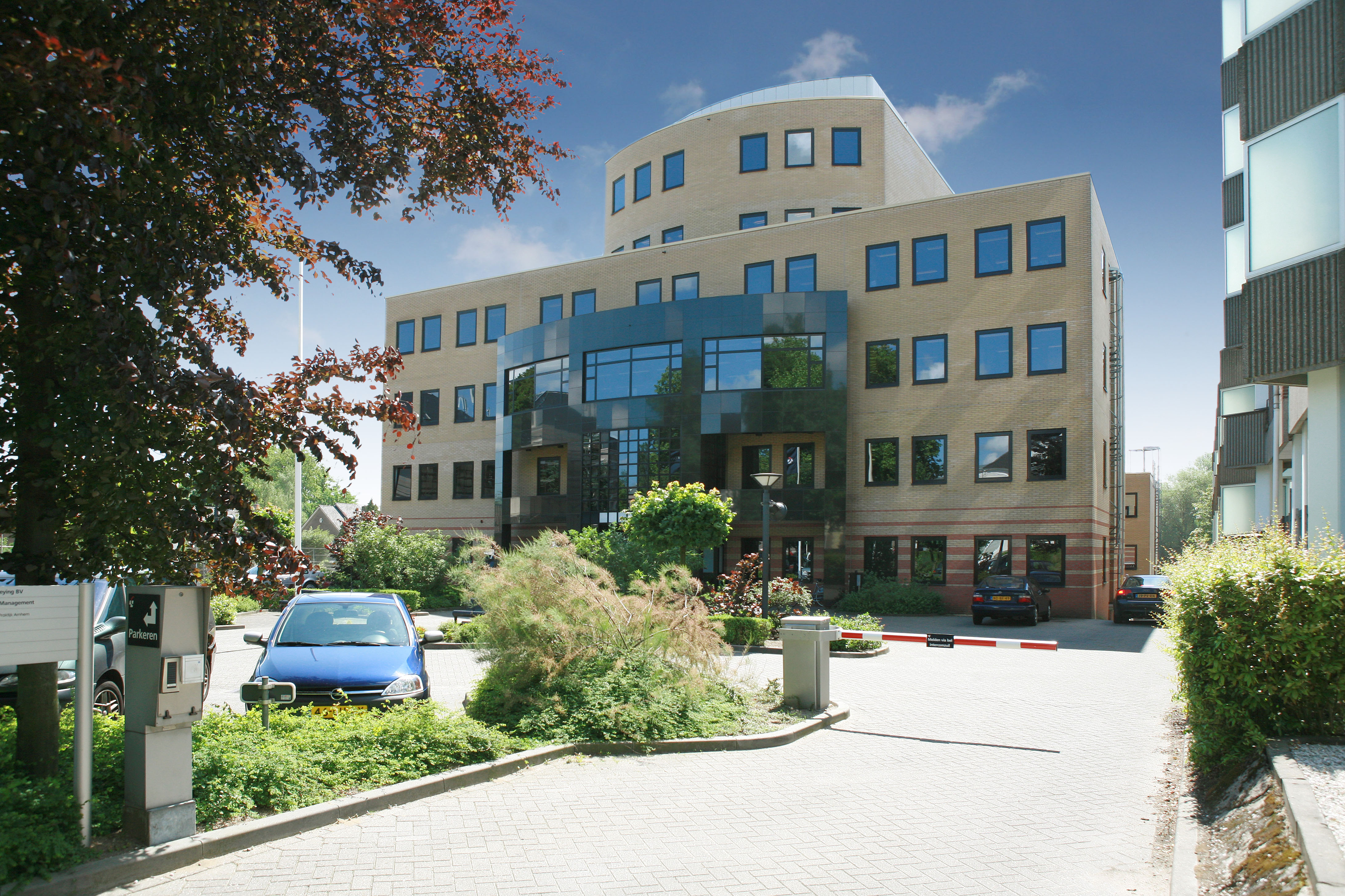 Dr. Leo Kannerhuis huurt ca. 450 m aan de Velperweg 26 in Arnhem