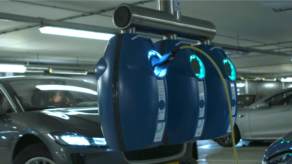 Parkeren van elektrische auto's bij The outlook op Schiphol is slim geworden