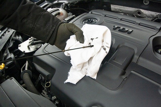 Elke ondernemer kan geld besparen door klein onderhoud en reparaties aan zijn auto zelf uit te voeren