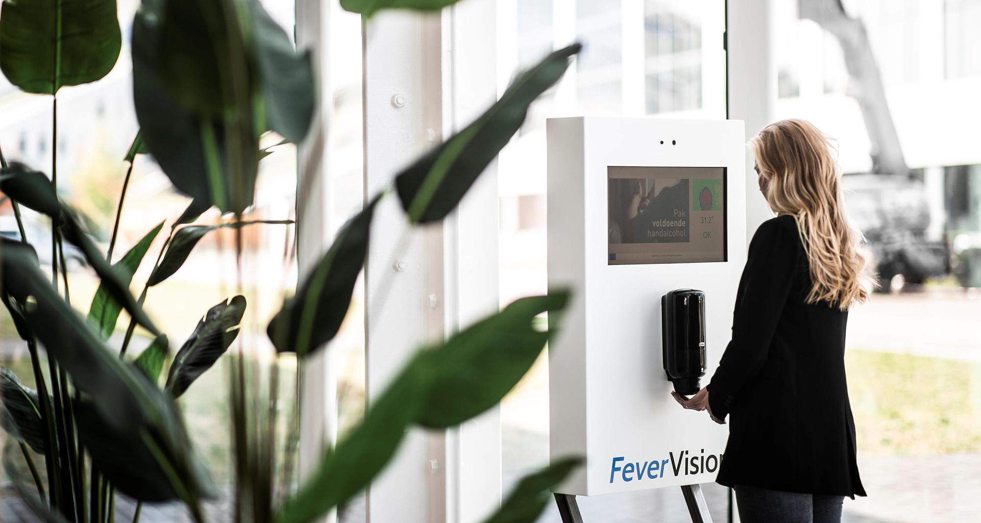 Koortscamera met desinfectie dispenser kan zowel werknemer als werkgever helpen bij heropening bedrijven