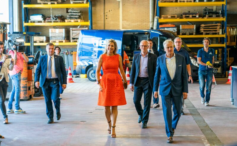 Koningin bezoekt installatiebedrijf