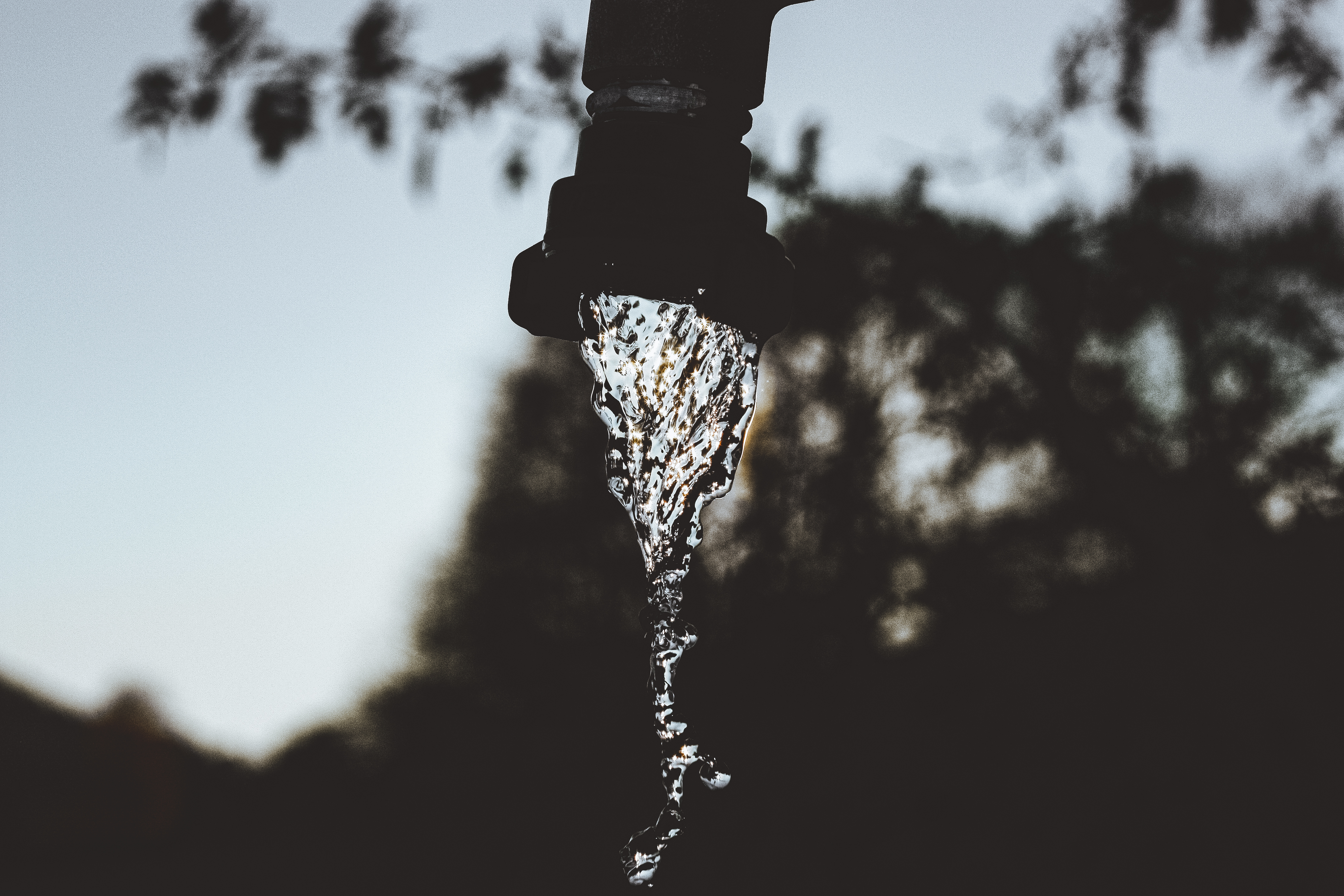 Het water stroomt als geld door uw vingers
