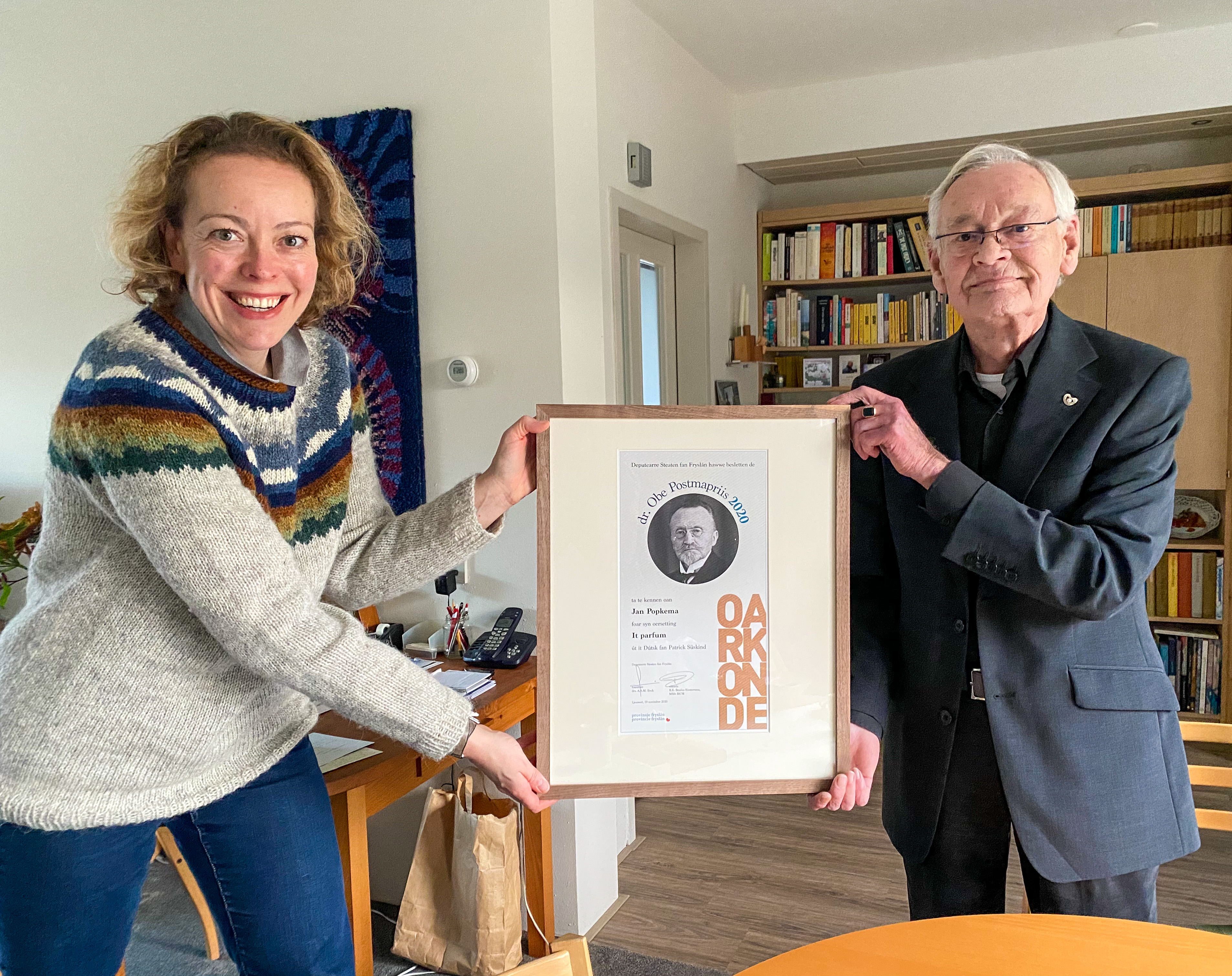 Jan Popkema neemt dr. Obe Postmapriis in ontvangst