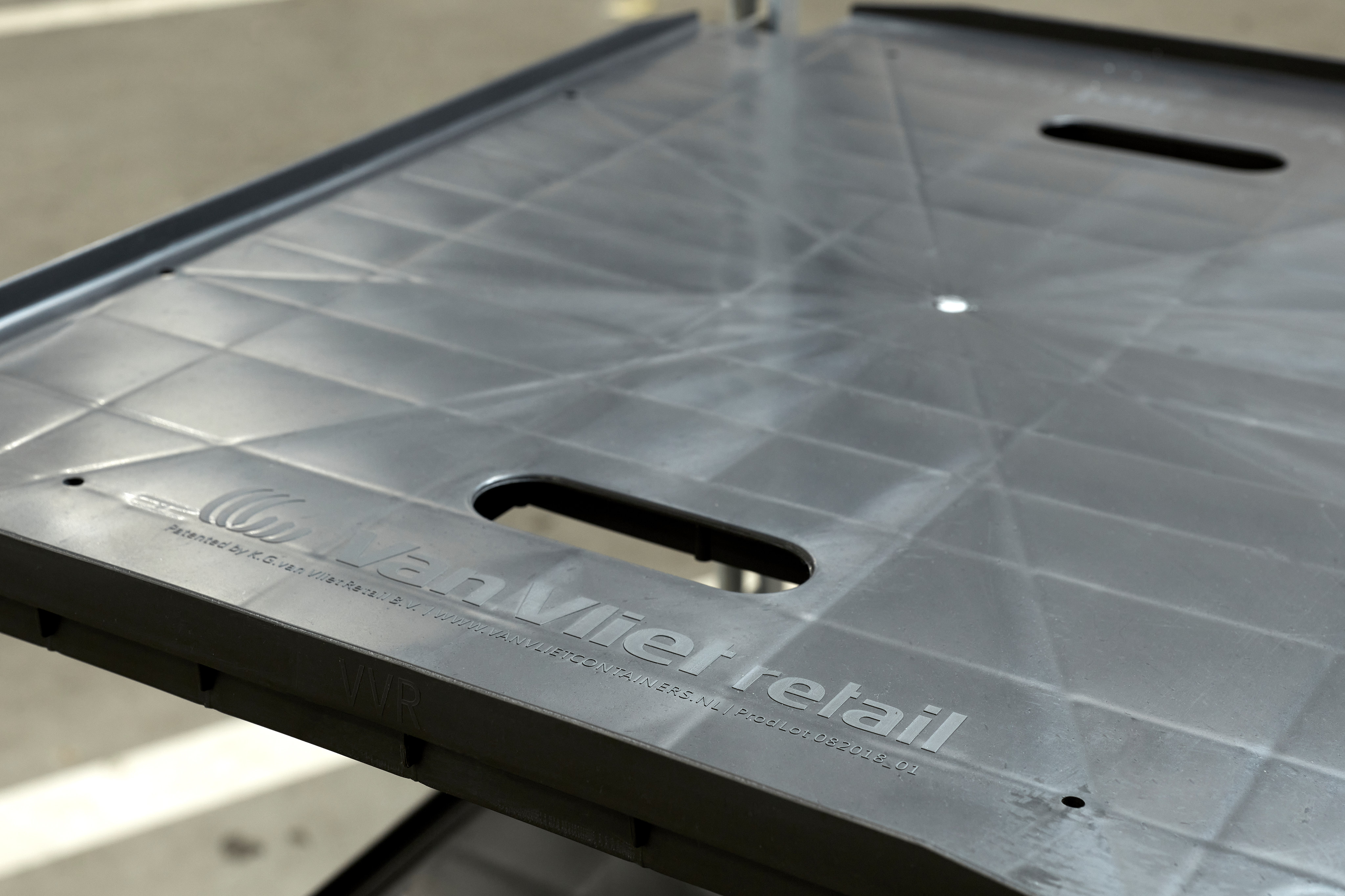 Supermarktketen HOFER gaat over op duurzaam transport met 100% duurzame ladingdragers van Van Vliet