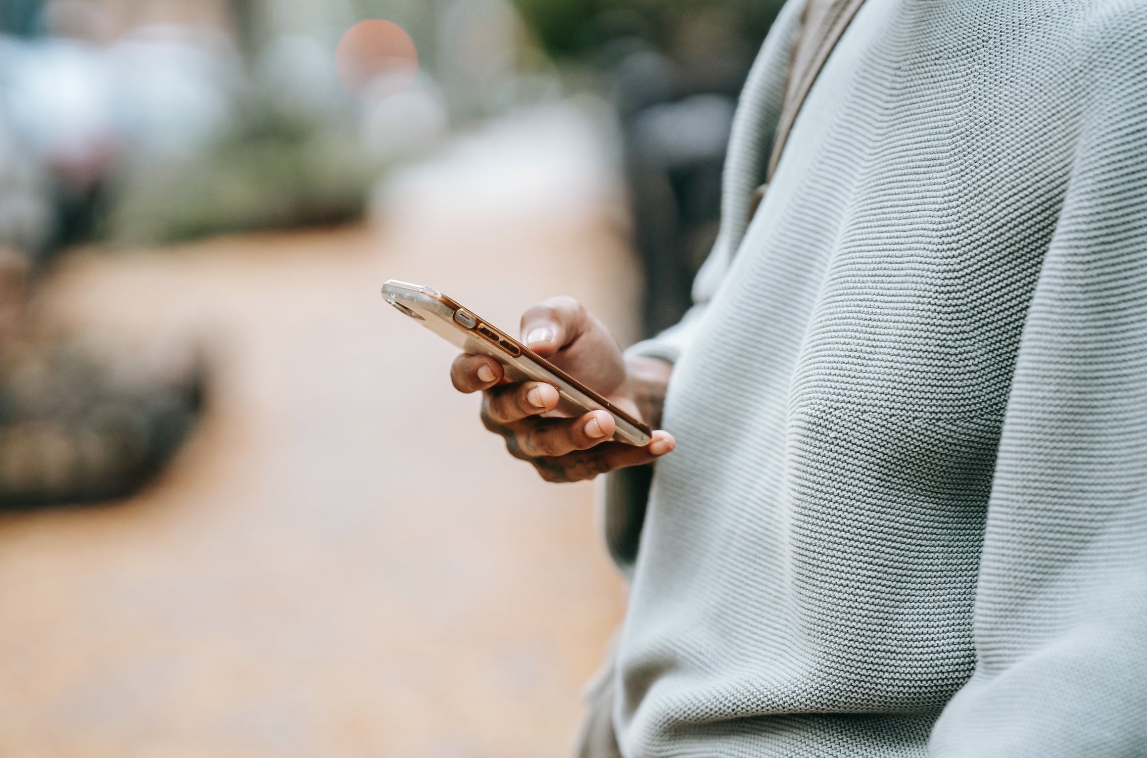 Digitaal dieet; vermijd ‘eindeloos scrollen’ en negativiteit, zegt expert