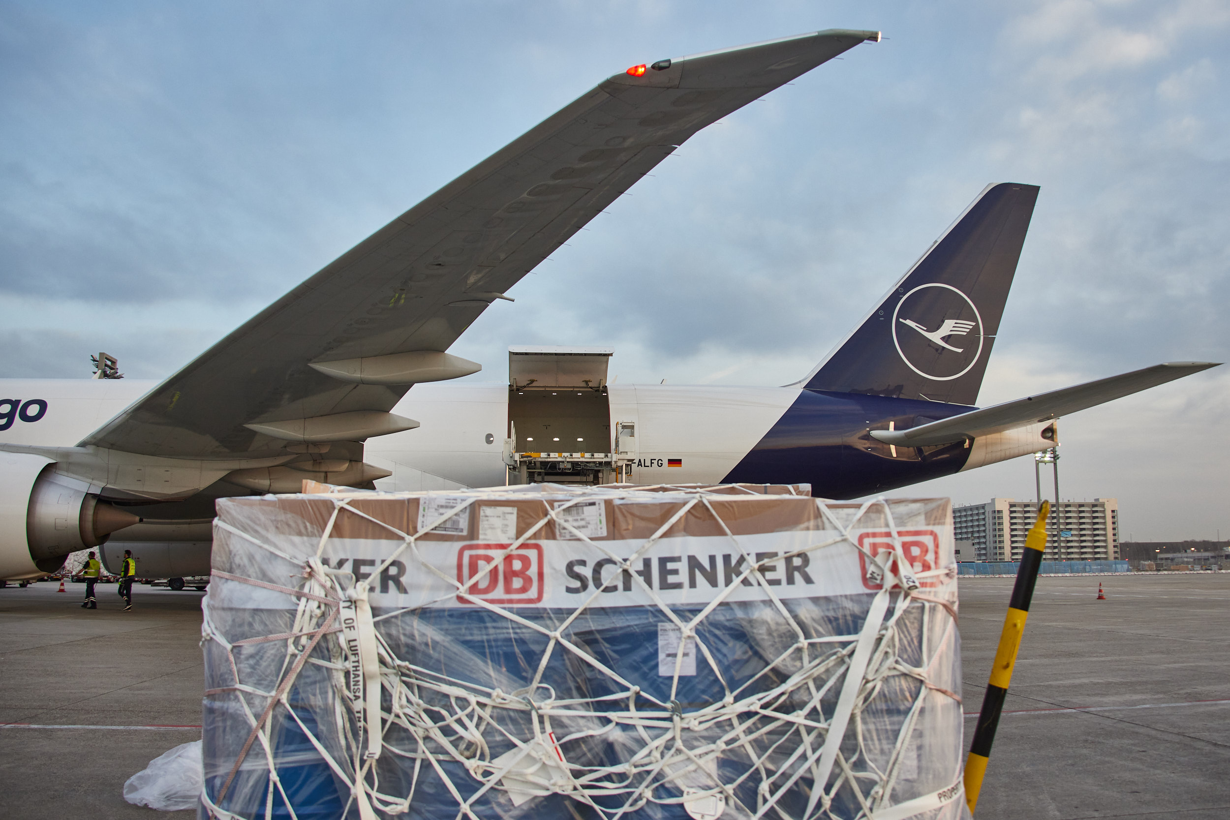 Countdown to zero: DB Schenker and Lufthansa Cargo launch regular CO2-neutral freight connection from Europe to China