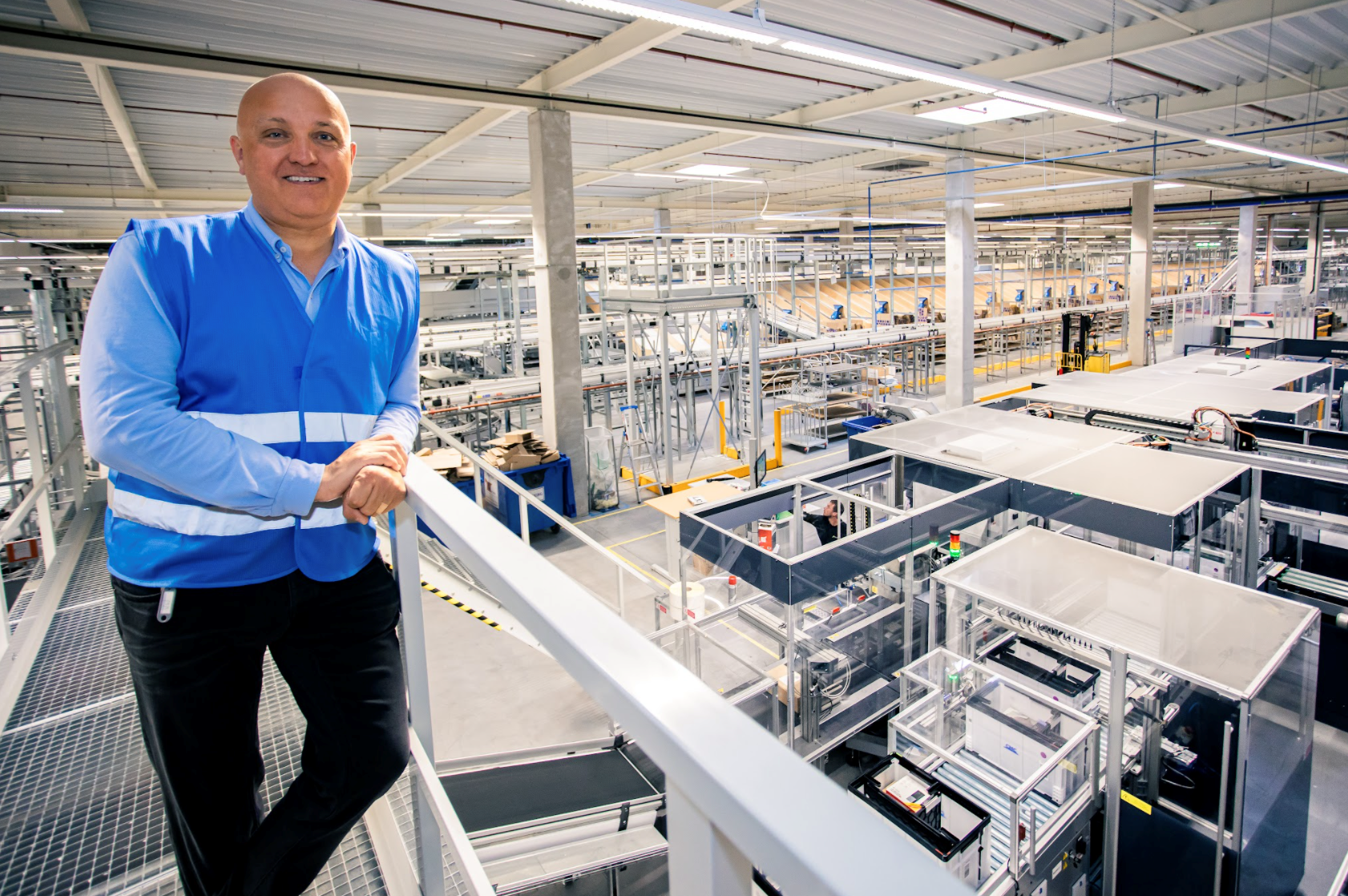 Multi-inpakmachine van bol.com ’s werelds eerste die meerdere artikelen op maat in één doos verpakt