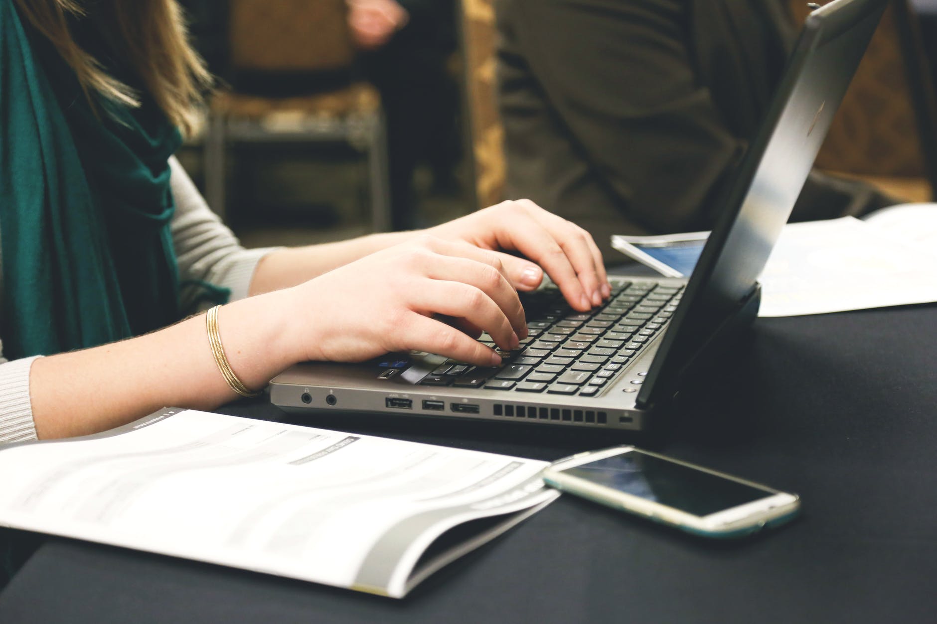 Tweederde werkende Nederlanders ergert zich aan schriftelijke communicatie collega's