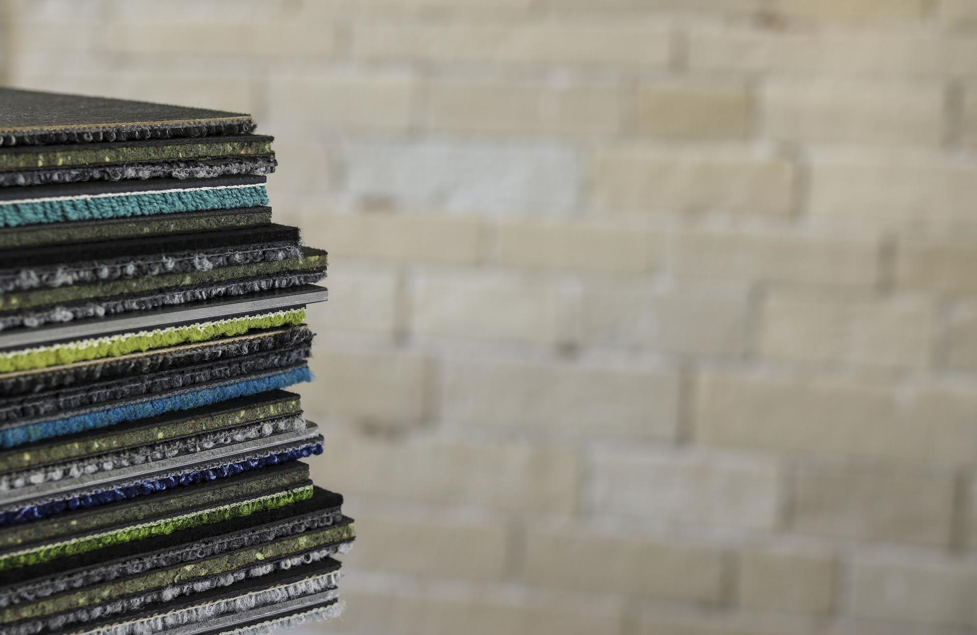 Interface stopt met bitumen backing op tapijttegelcollectie en stapt volledig over op biocomposiet backings