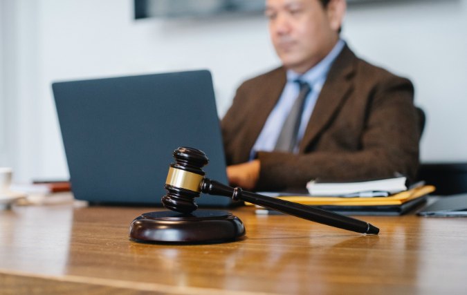 Het kiezen van het juiste advocatenkantoor: factoren om te overwegen