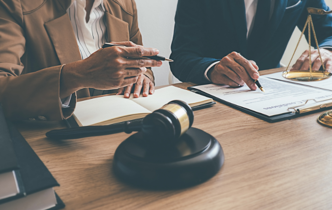 Dit is waarom er steeds minder advocatenkantoren zijn