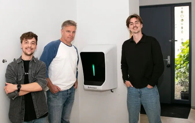 Broers realiseren droom: leveren eerste Nederlandse AI-thuisbatterij aan klanten