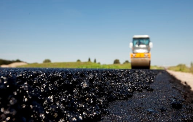 Vandaag is voor het eerst fossielvrij asfalt aangebracht in Nederland