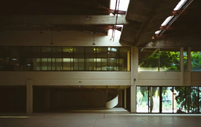 Duurzaam renoveren van bedrijfshallen: waar moet u als ondernemer op letten?