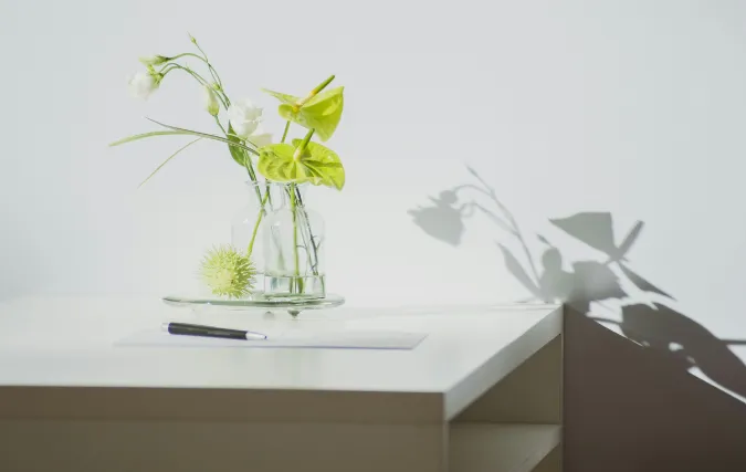 Bloemen op kantoor: subtiele kracht achter een prettige werkplek