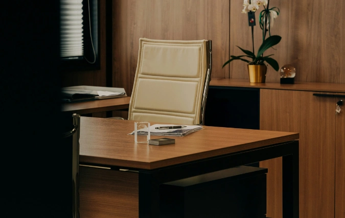 Efficiënt omgaan met ruimte op kantoor: zo kies je een bureau dat echt werkt