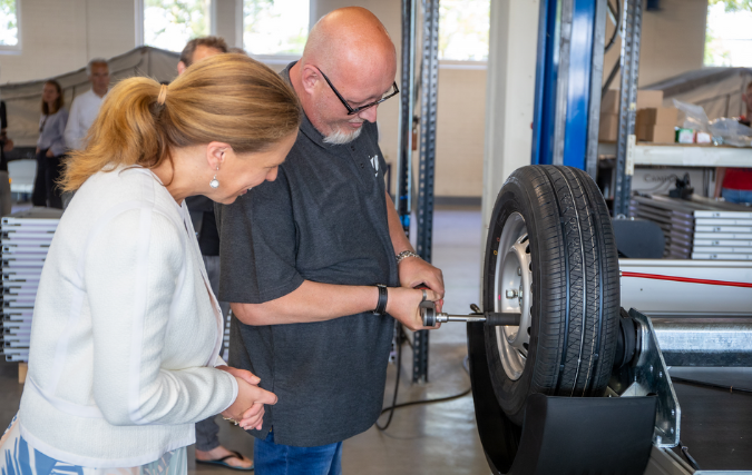 Minister Schouten bezoekt inclusieve kampeerpionier Campooz