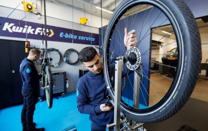 KwikFit breidt Nederlands succes met e-bike service uit naar Verenigd Koninkrijk