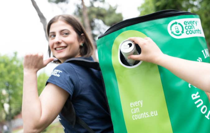 Twee op de vijf Nederlanders recyclet drankblikjes buiten de deur