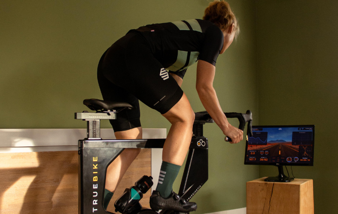 TrueKinetix introduceert TrueBike Base smart indoor-trainingsfiets
