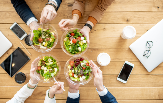 Kun je werknemers lokken met een gezonde lunch?