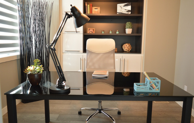 Werken op een ergonomische kruk maakt u productiever
