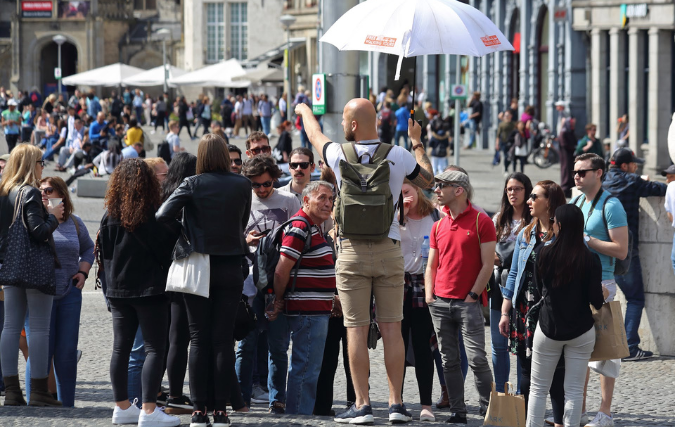 MASSATOERISME IN AMSTERDAM: PROBLEMATISCH OF NOODZAKELIJK?