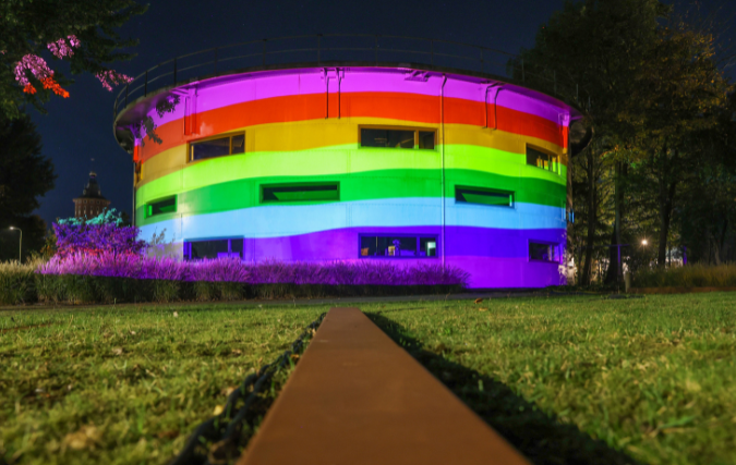 Hoofdkantoor Snakeware verlicht in regenboogkleuren