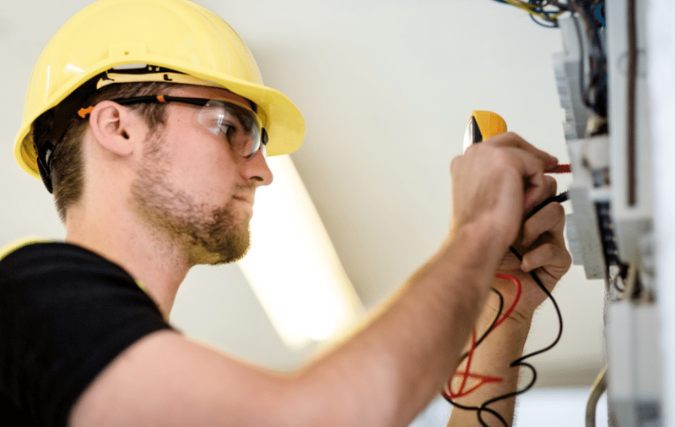 Wat zijn de belangrijkste werkzaamheden die een elektricien voor je bedrijf kan uitvoeren?