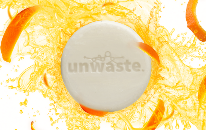Unwaste maakt zeep bar met sinaasappelschillen die anders zouden worden weggegooid