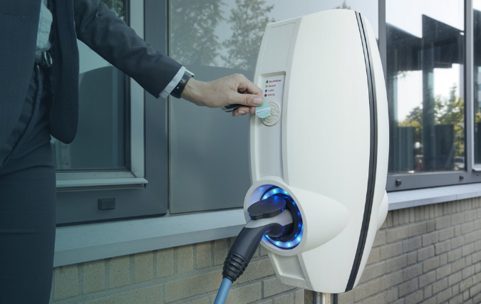 Elektrische rijder kan nu met één merkneutrale pas laden in heel Europa