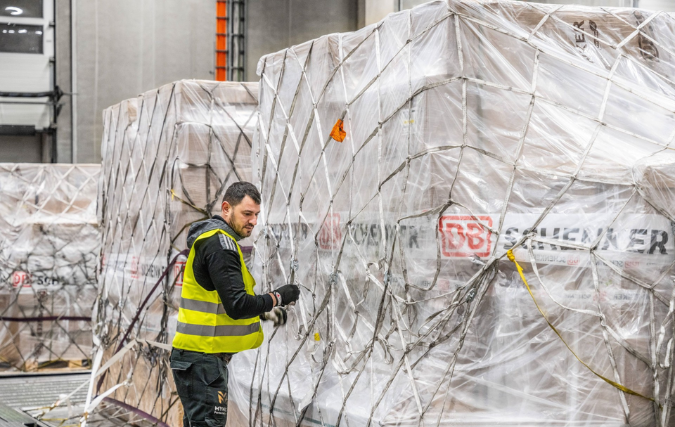 Luchtvrachtcapaciteit met één druk op de  knop: DB Schenker maakt digitale verbinding  met meer dan 50 luchtvaartmaatschappijen 