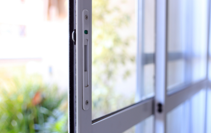 Haal meer uit je werkruimte met een overkapping met glazen schuifwand