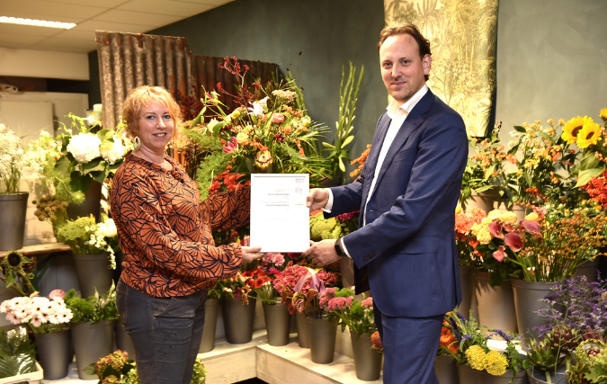 Wethouder Hoen overhandigt certificaat Sustainable Florist voor verduurzaming Rianne’s Bloem&kado