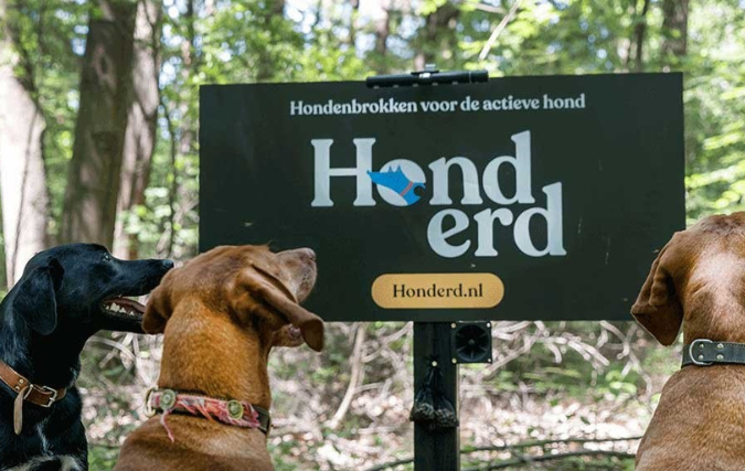 Hondenbrokkenmerk zorgt voor wereldprimeur met reclamebord voor honden